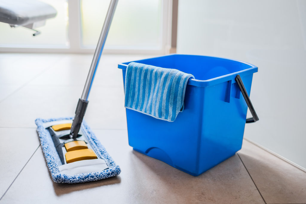В Роспотребнадзоре предложили реже мыть полы в подъездах жилых домов