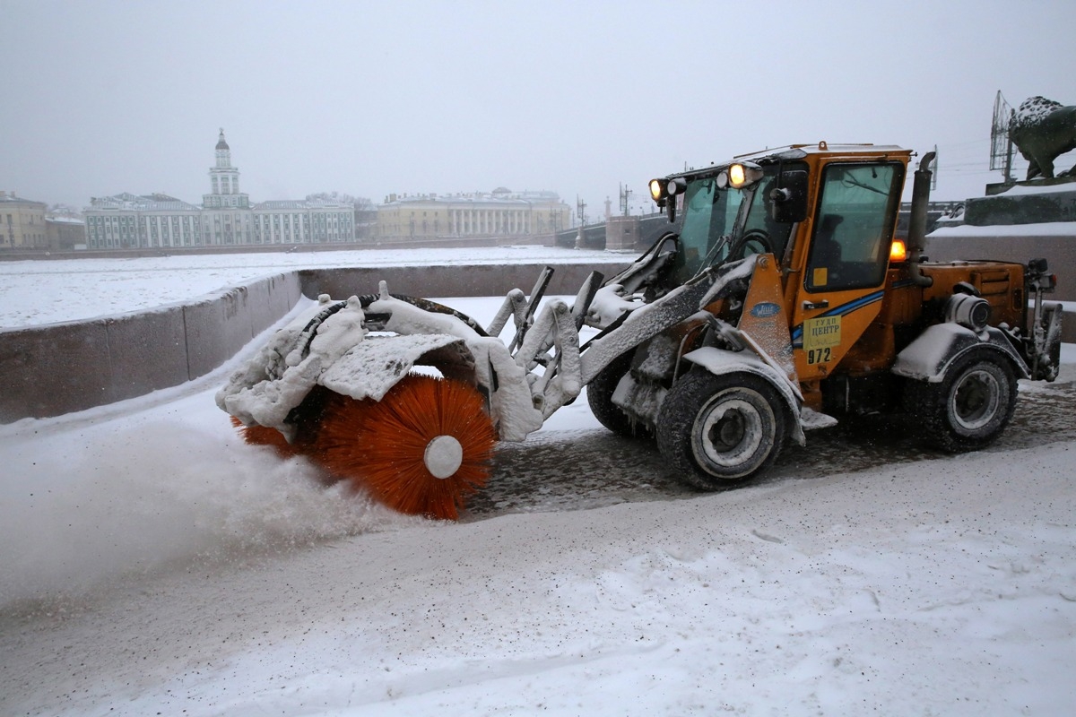 Еще более 200 спецмашин получит Петербург для зимней уборки дворов