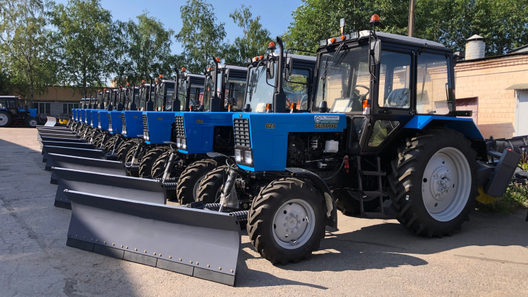 В Петербург доставили 24 белорусских трактора для работы в садах и парках