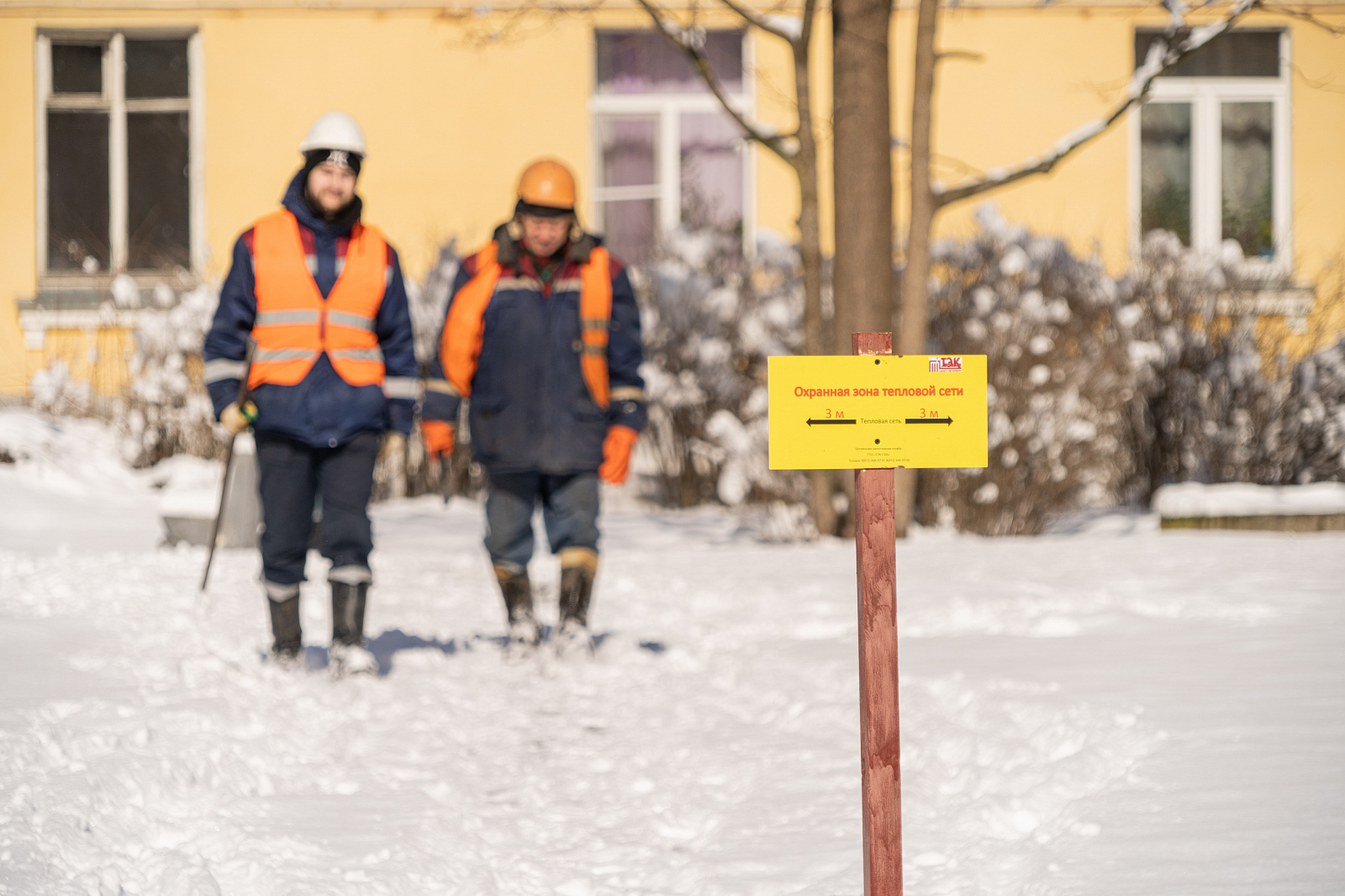 Опасная зона: ТЭК установил предупреждающие таблички на детских площадках в Петербурге